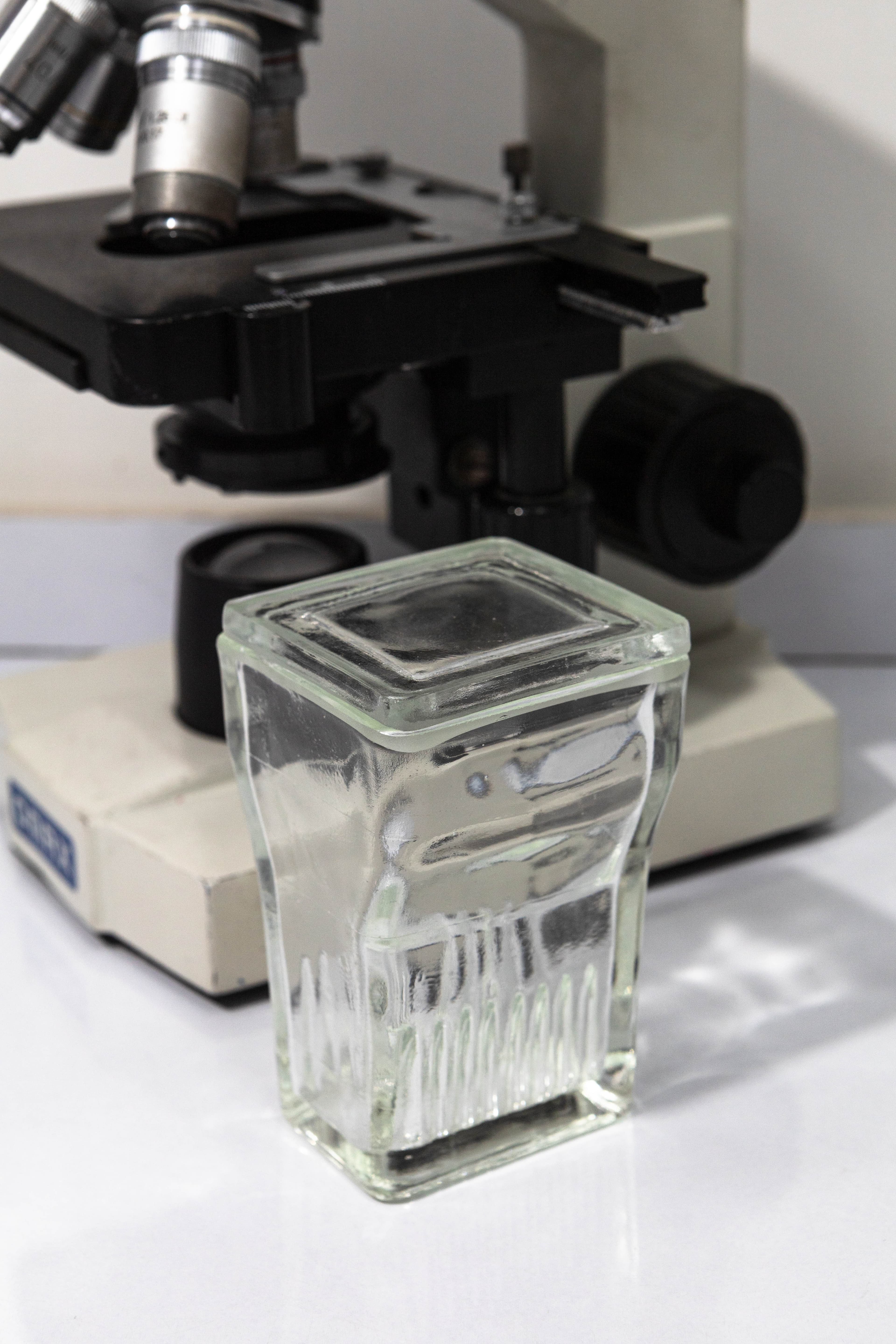 Copplin de vidrio y microscopio para anatomía patológica