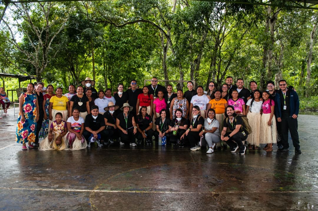 Voluntarios y mujeres indígenas en encuentro comunitario