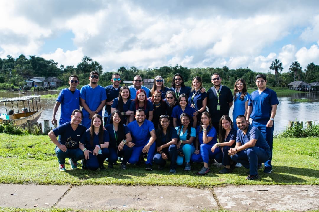 Equipo de la Fundación Wenepötok-pata en brigada médica, riberas del Amazonas venezolano